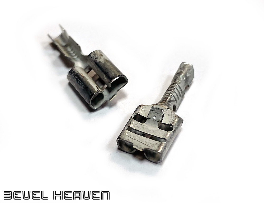 Spade Connector - Female 1/4" Locking 18-22 AWG